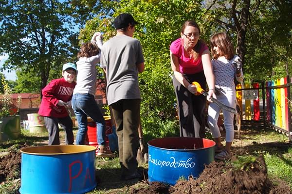 Action solidaire en Bulgarie : Permaculture dans une école avec Vision du monde