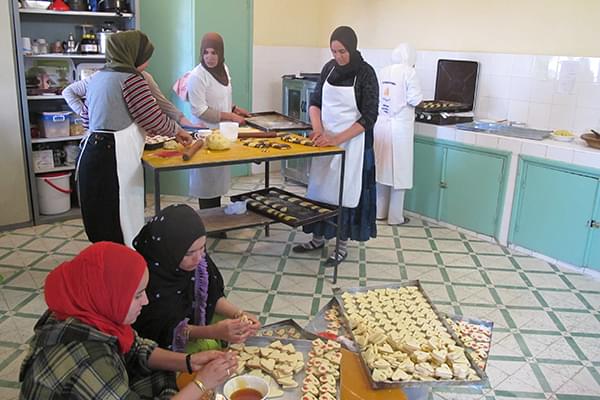 Action solidaire au Maroc : Cours de pâtisserie à Hassilabiad avec Vision du monde