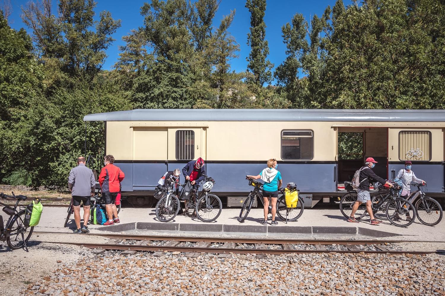 Vision du Monde - déplacements doux - trains et vélos