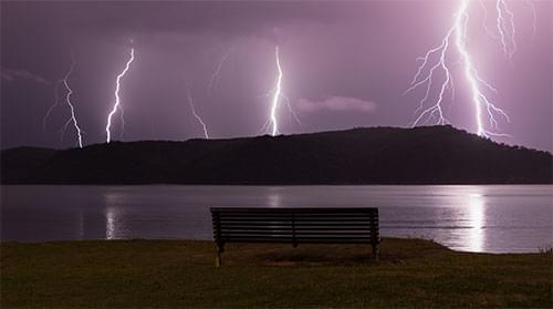 Image d'une tempête avec des éclairs