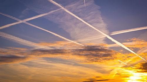 Traces d'avions dans le ciel