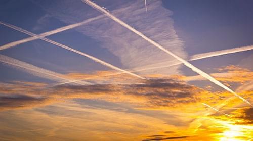 Traces d'avions dans le ciel