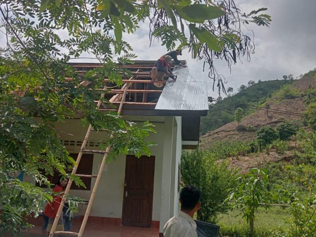 Réparation du plafond et de la toiture de la bibliotèque du groupe scolaire du Km17 au Laos-Oudomsay - photo 2 - Vision du Monde
