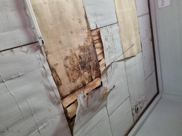 Réparation du plafond et de la toiture de la bibliotèque du groupe scolaire du Km17 au Laos-Oudomsay - photo 2 - Vision du Monde