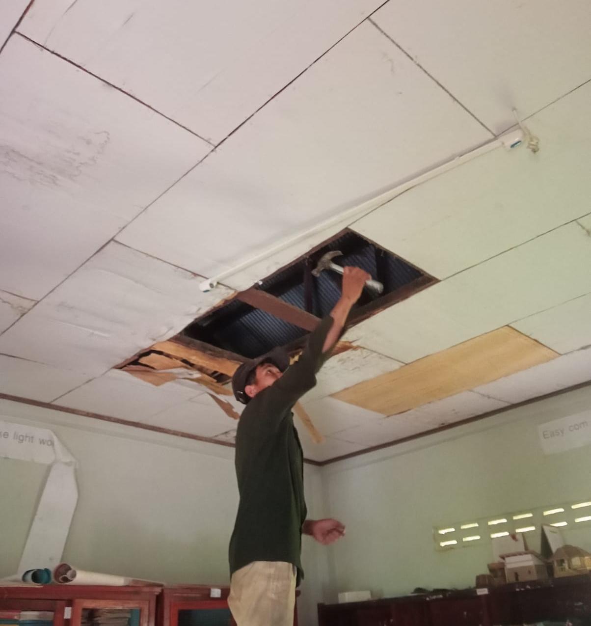 Réparation du plafond et de la toiture de la bibliotèque du groupe scolaire du Km17 au Laos-Oudomsay - Vision du Monde