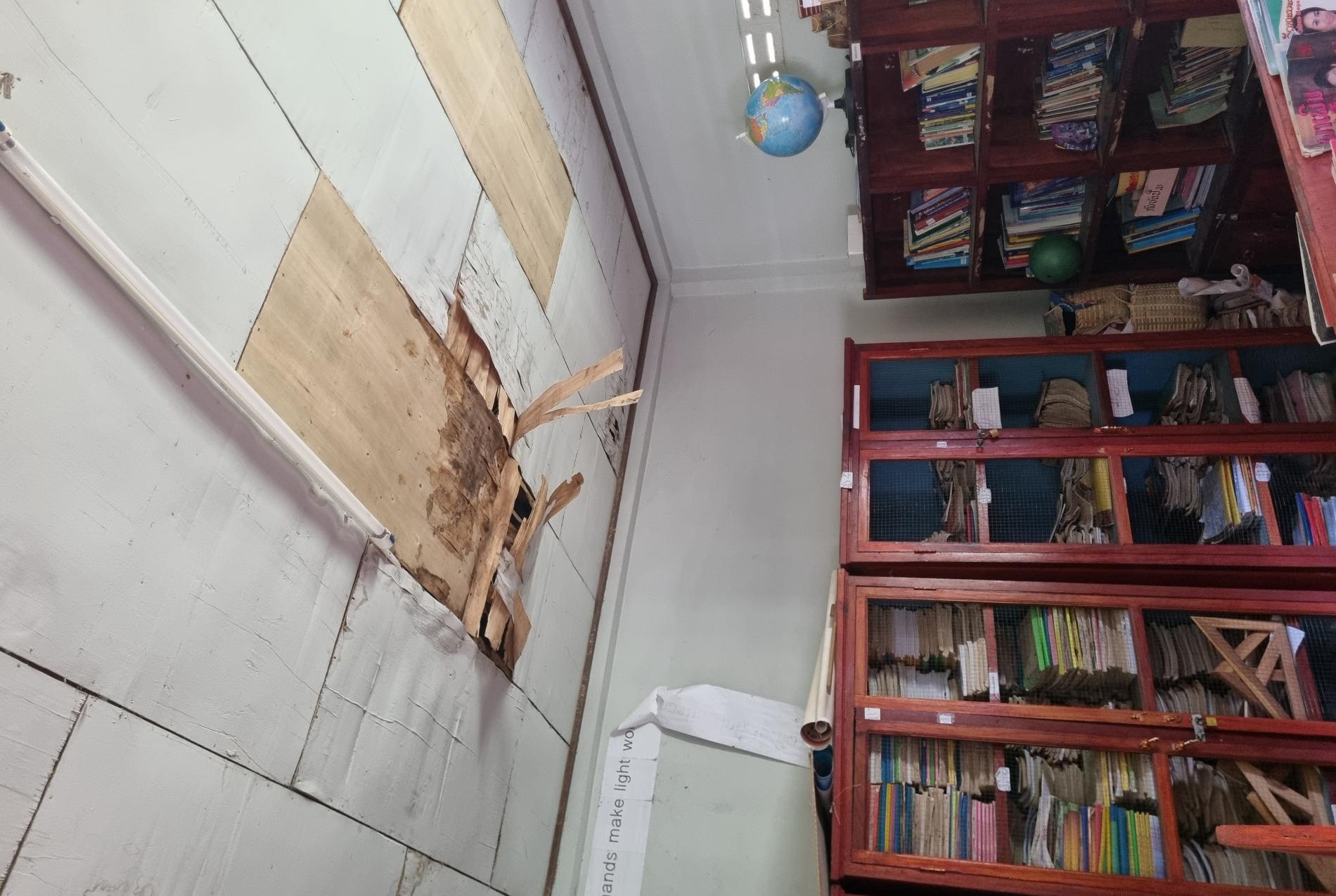 Réparation du plafond et de la toiture de la bibliotèque du groupe scolaire du Km17 au Laos-Oudomsay - Vision du Monde