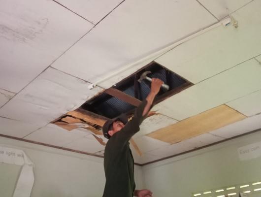 Action solidaire par Vision du Monde : Réparation du plafond et de la toiture de la bibliotèque du groupe scolaire du Km17 au Laos-Oudomsay